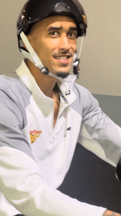 入乡随俗，奎因已经骑上了小电驴，重要的是戴了头盔！