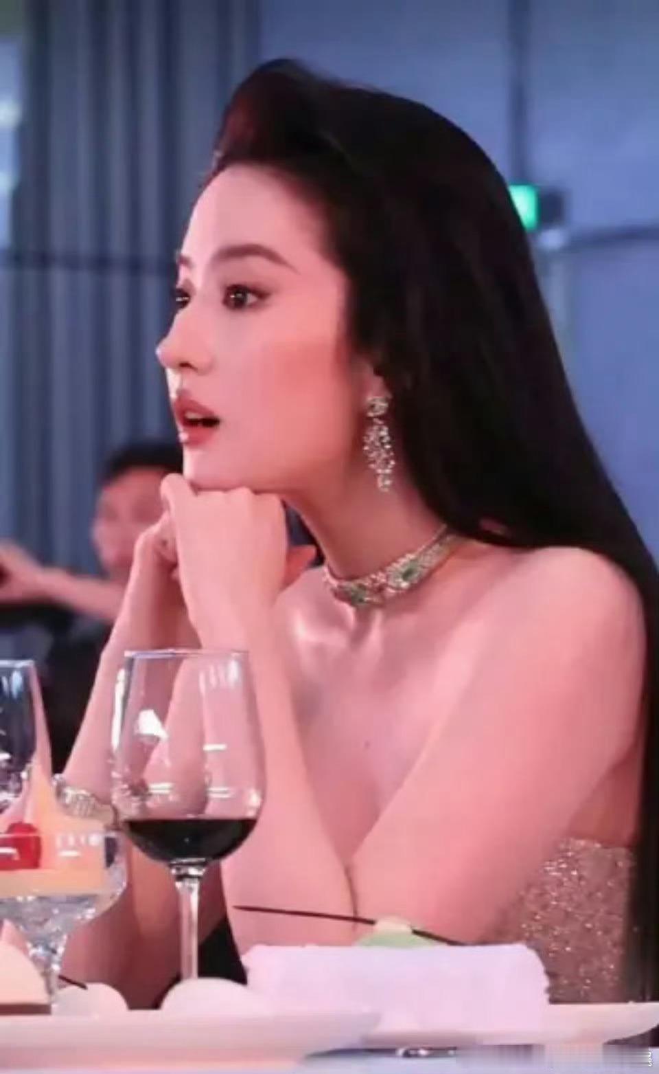 刘亦菲美的不知天地为何物了下颌线还是有一点点松弛了，但是就年龄而言，已经是岁月不