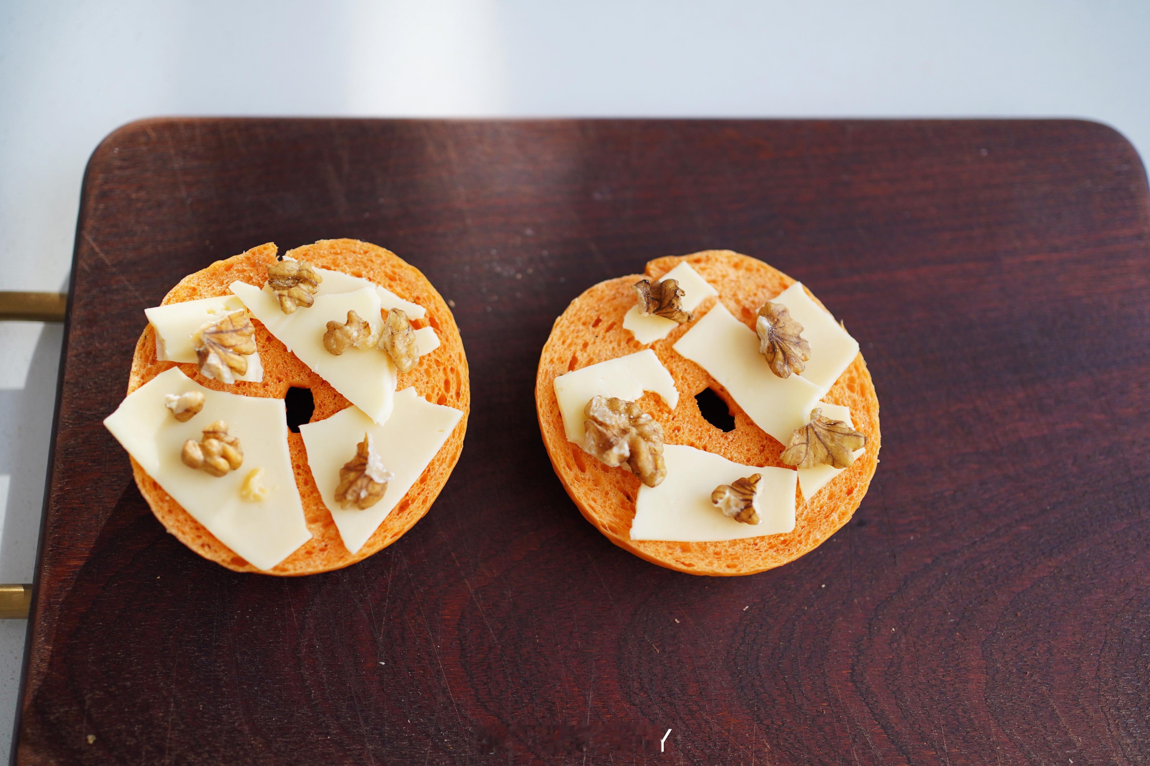 今早拉丝的不是马苏里拉奶酪哈，是高达芝士片。高达芝士没有很好的拉丝效果，只不过我