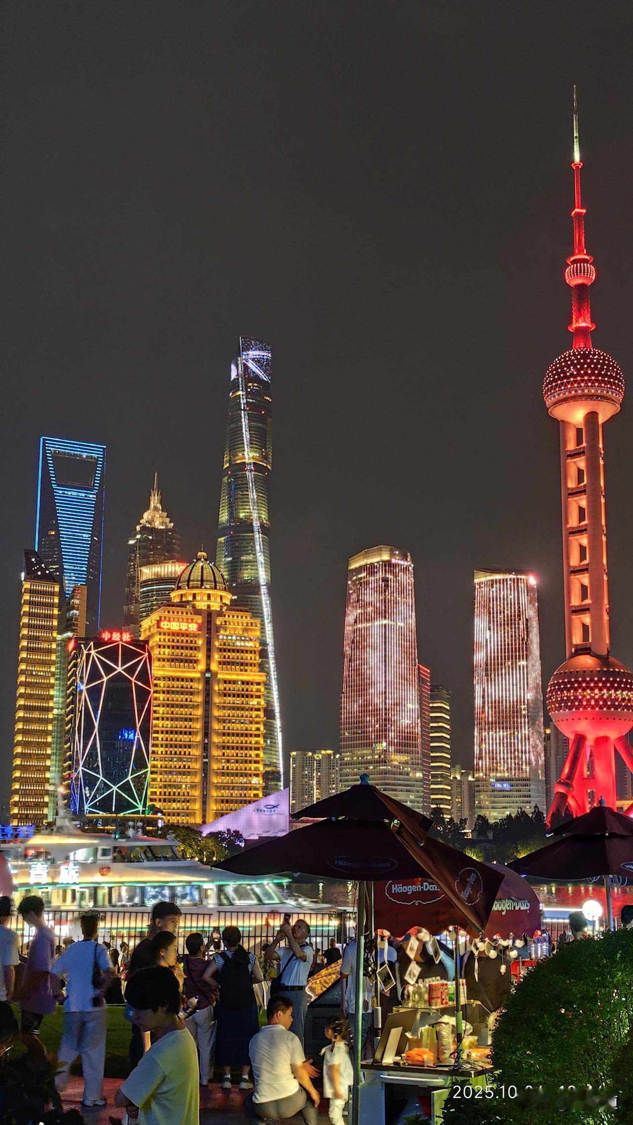 外滩灯光秀为何能吸引众多游客上海是中国的现代化城市，无论是外滩的历史建筑和浦东陆