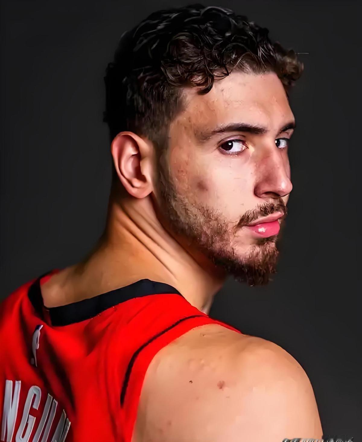 申京不投三分，但每球都像在打游戏开挂。
28分11板10助攻，三双说来就来，火箭