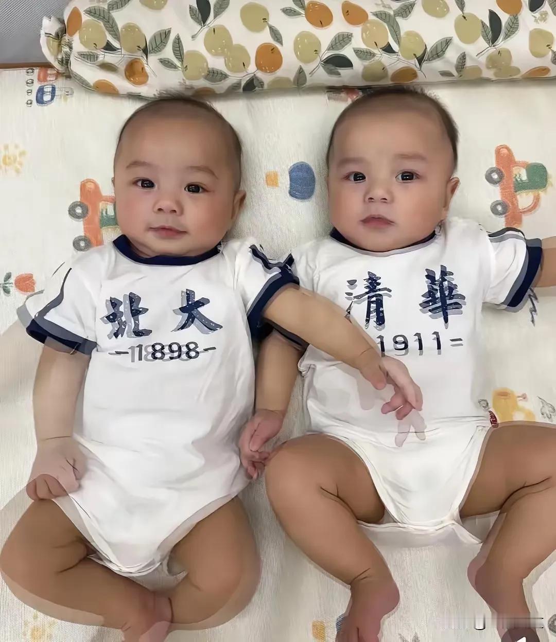 一群实习生，硬是从死神手里抢回了一条早产宝宝的命！
 
双胞胎早产，其中一个气息