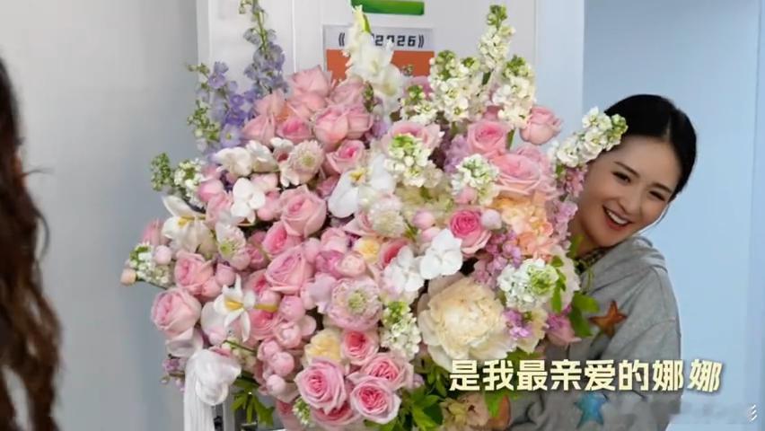 谢娜送了李小冉超大生日花束谢娜给李小冉送了超大花束李小冉生日，谢娜送了超大一个生