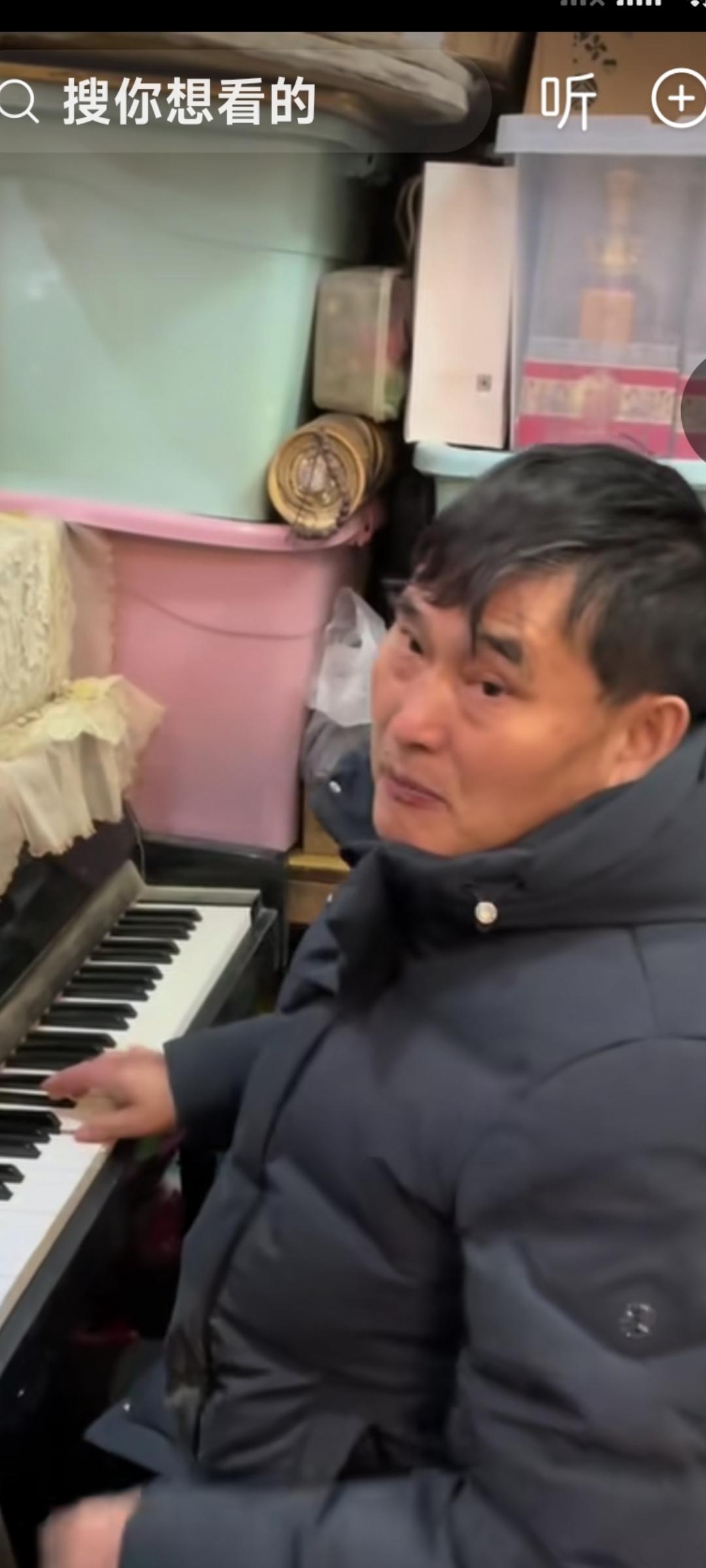 厉害了，大衣哥朱之文。

不仅歌唱的好听，受到人们的赞美喜欢。

而且弹钢琴也是