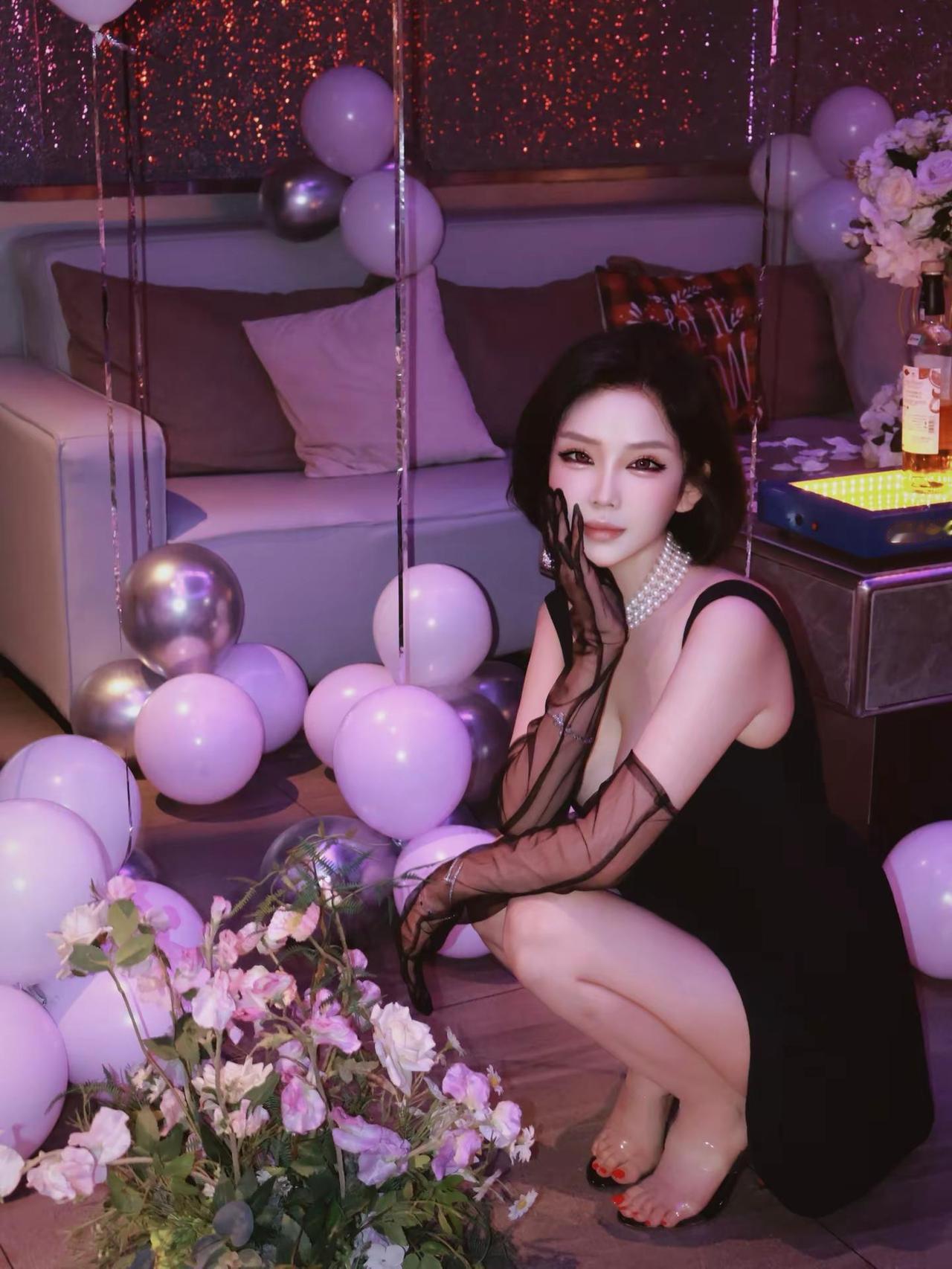 命好的我会一直幸福漂亮 人生只剩璀璨和晴朗 所以不必许愿