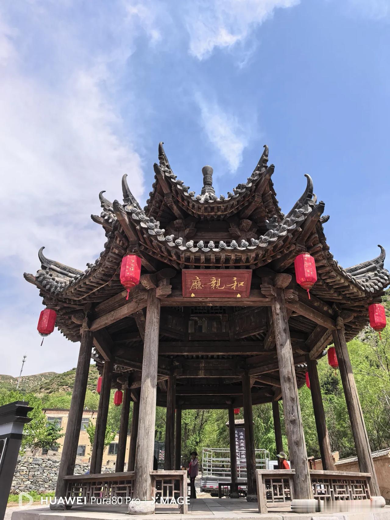 和亲亭位于前腰铺驿站。相传昭君出塞和亲时曾与呼韩邪单于在此休憩。和亲亭为木结构建