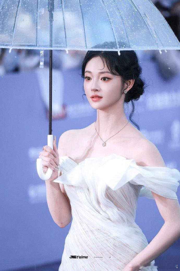 周洁琼首次参加北影节周洁琼美成这样啥意思被首次出席北影节的周洁琼狠狠惊艳！红毯身