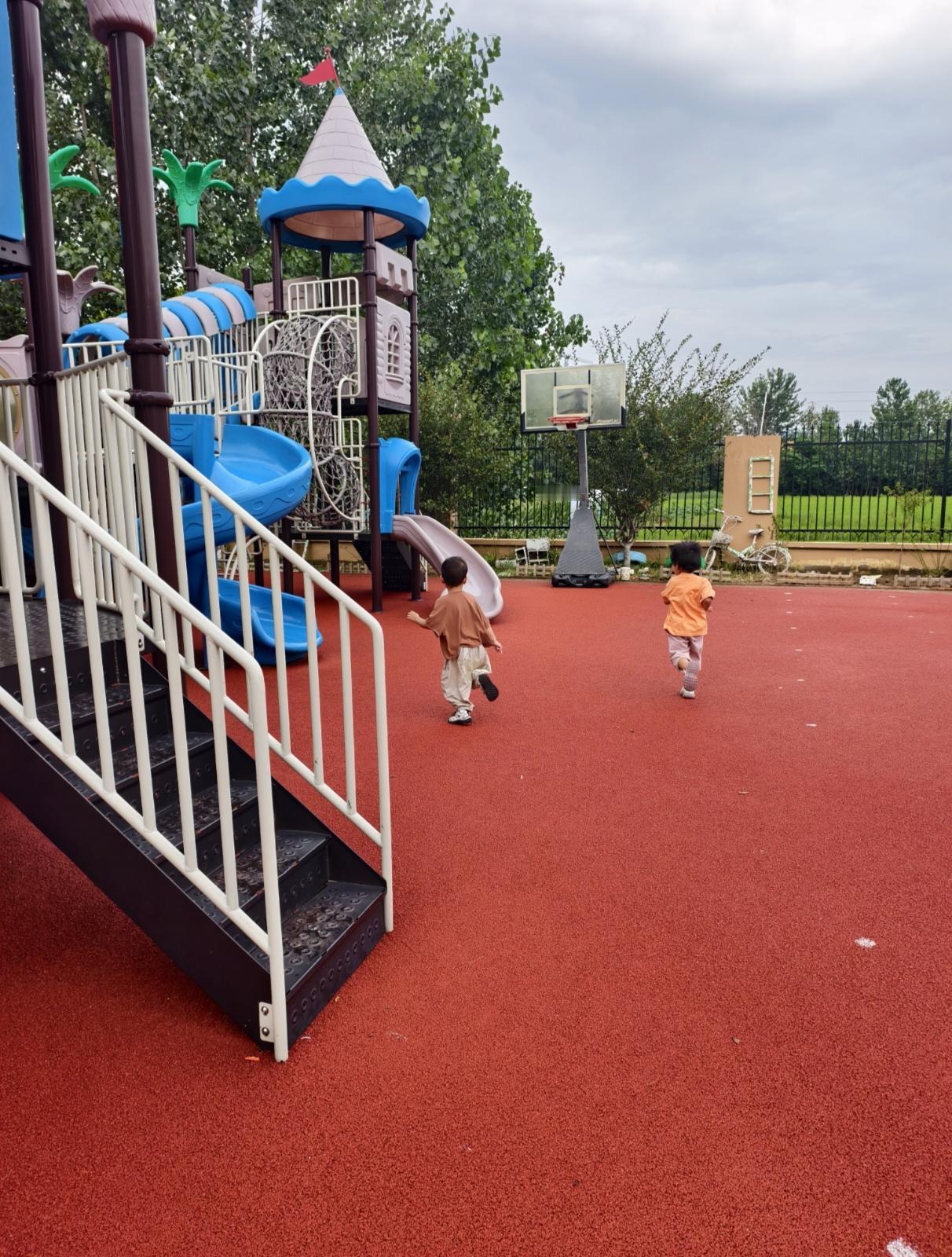 早上送孩子上学，一手牵着孩子，一手提着被子，正走着，突然一名女子拽住我的胳膊，我