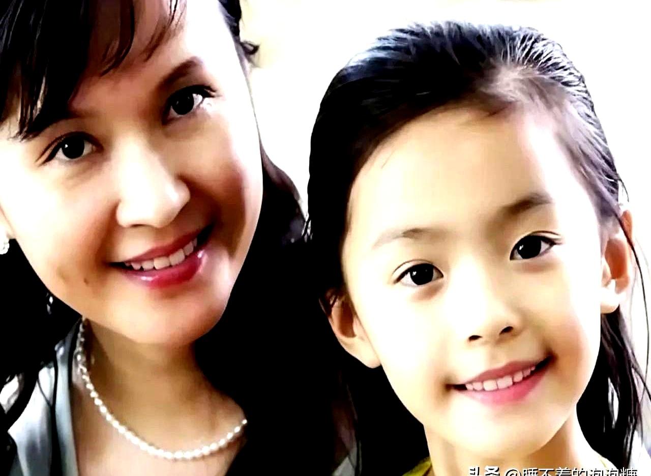 方舒这两个女儿，越看越觉得有意思。
大女儿玲玲，北外读完书后去做了新闻记者；二女
