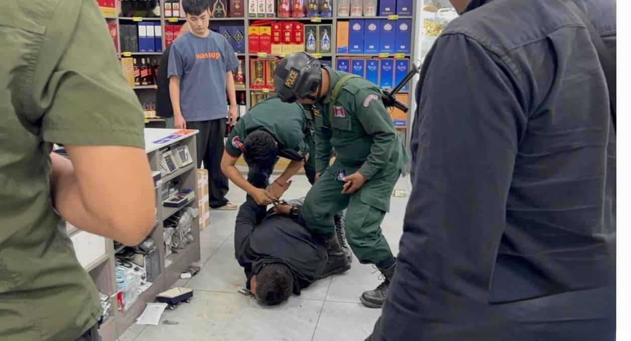 12月29日凌晨2时10分，柬埔寨金边60米大道的一家中国超市内，一名中国男子因