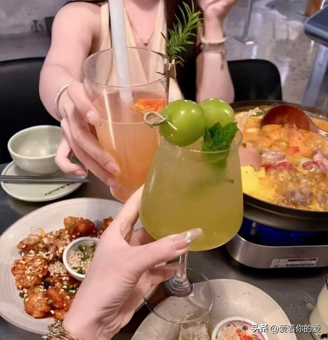 我们去了一家装修超美的餐厅，氛围感直接拿捏。菜品不仅颜值高，味道也绝了。那道甜品