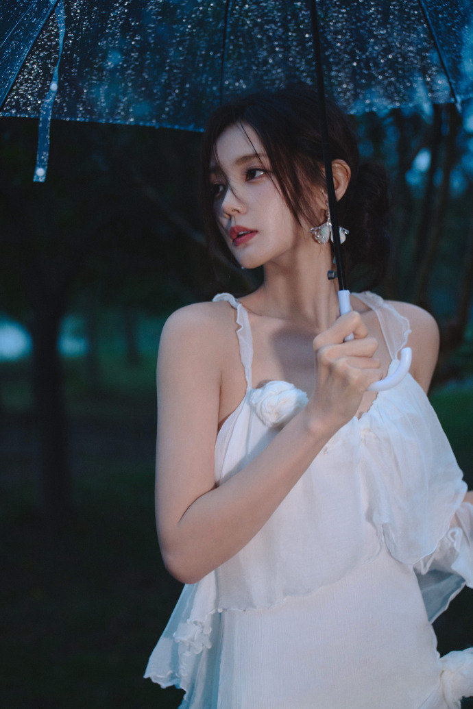 李一桐下雨天白裙撑伞照 李一桐雨天撑伞清冷感写真  李一桐下雨天白裙撑伞照，李一