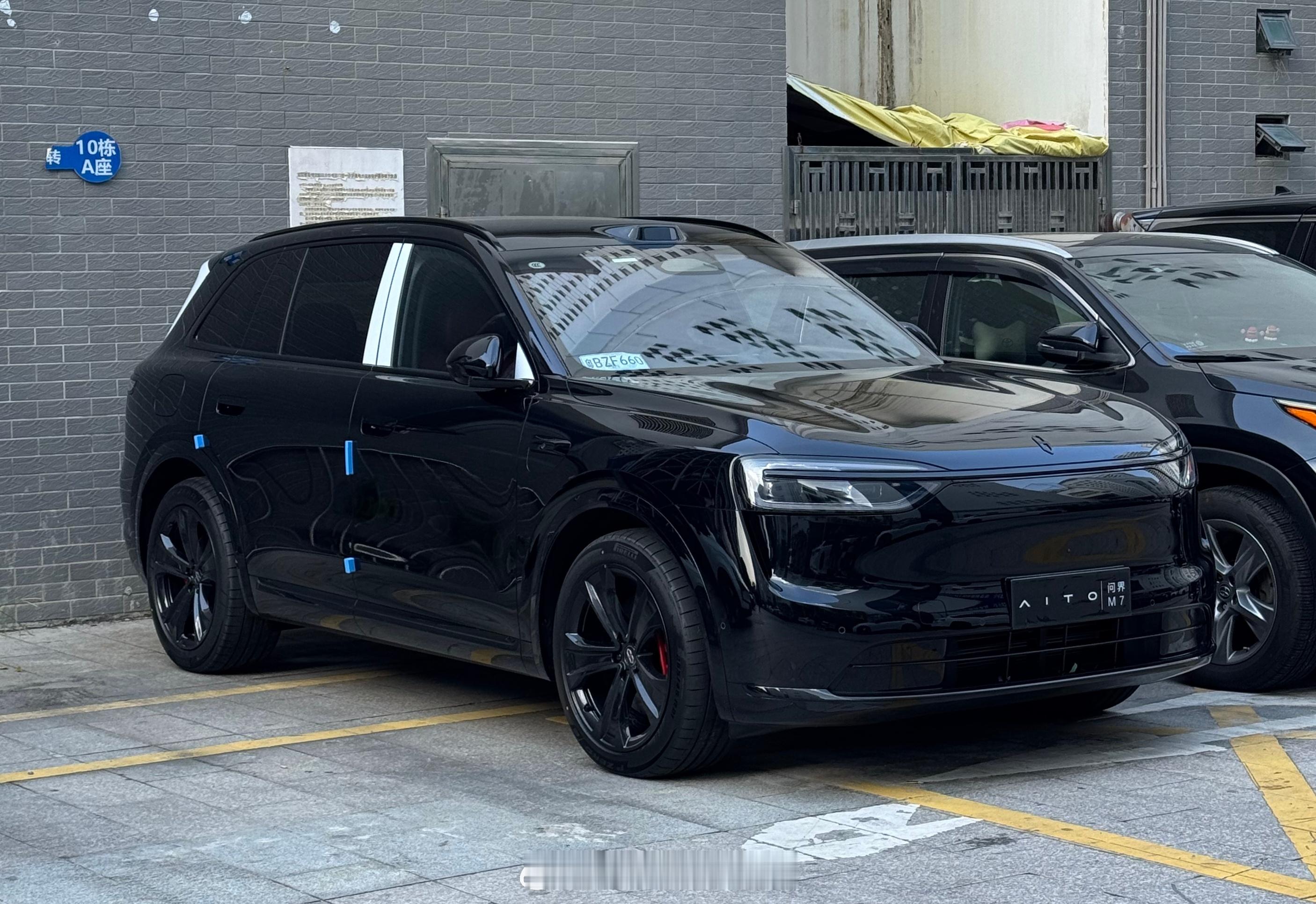 全新问界M7肉眼可见的变多了，这黑色的真帅啊，对比旁边的汉兰达，这气势高得可不止