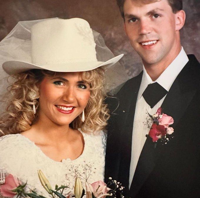 今天最受关注的新闻莫过于前国土安全部长克里斯蒂·诺姆的丈夫被爆出是女装大佬。个人