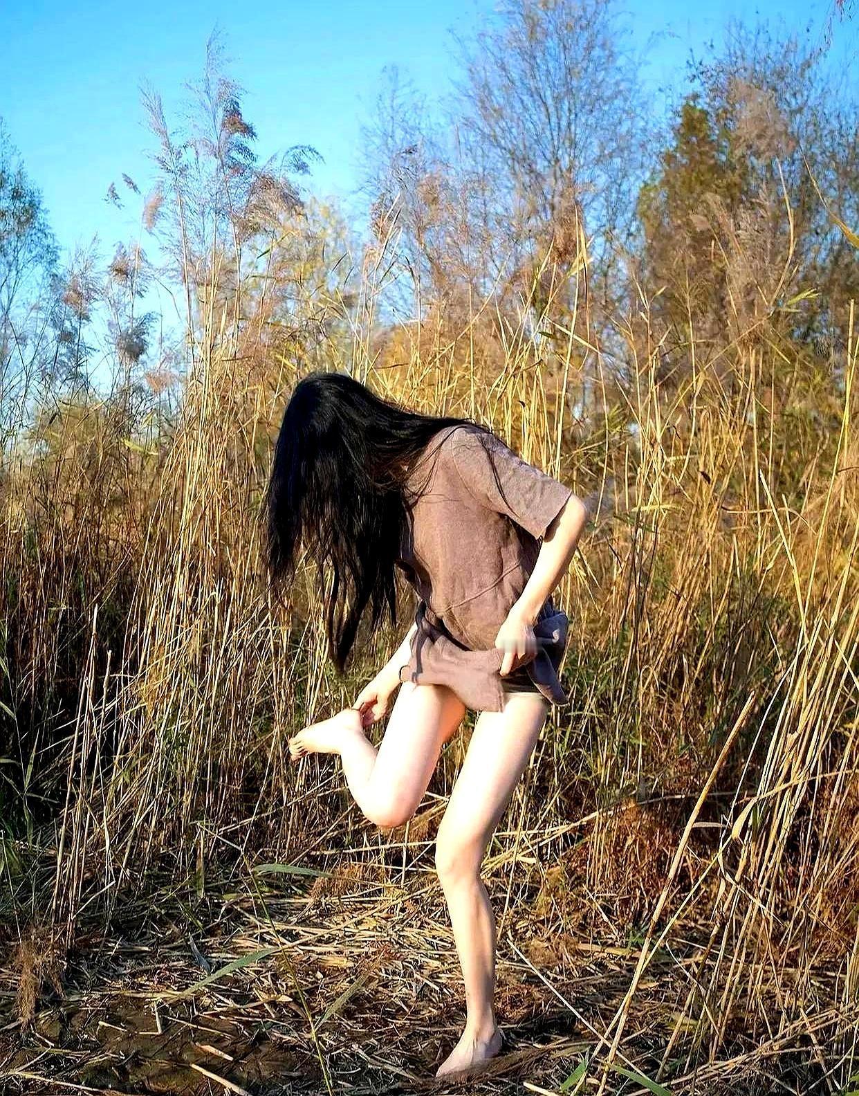 高粱地扎人，躺不下！
 
钻过真庄稼的都懂，秆子硬得像细竹，叶缘带小锯齿，风一吹