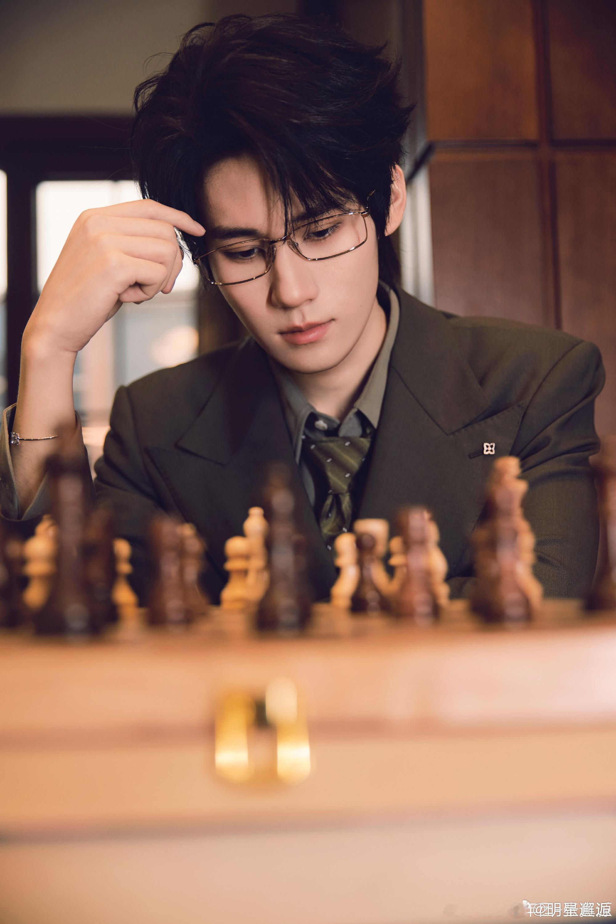 时尚灵感解读张真源23岁生日张真源自带干净大气气质，三套高奢造型每一帧都充满时尚