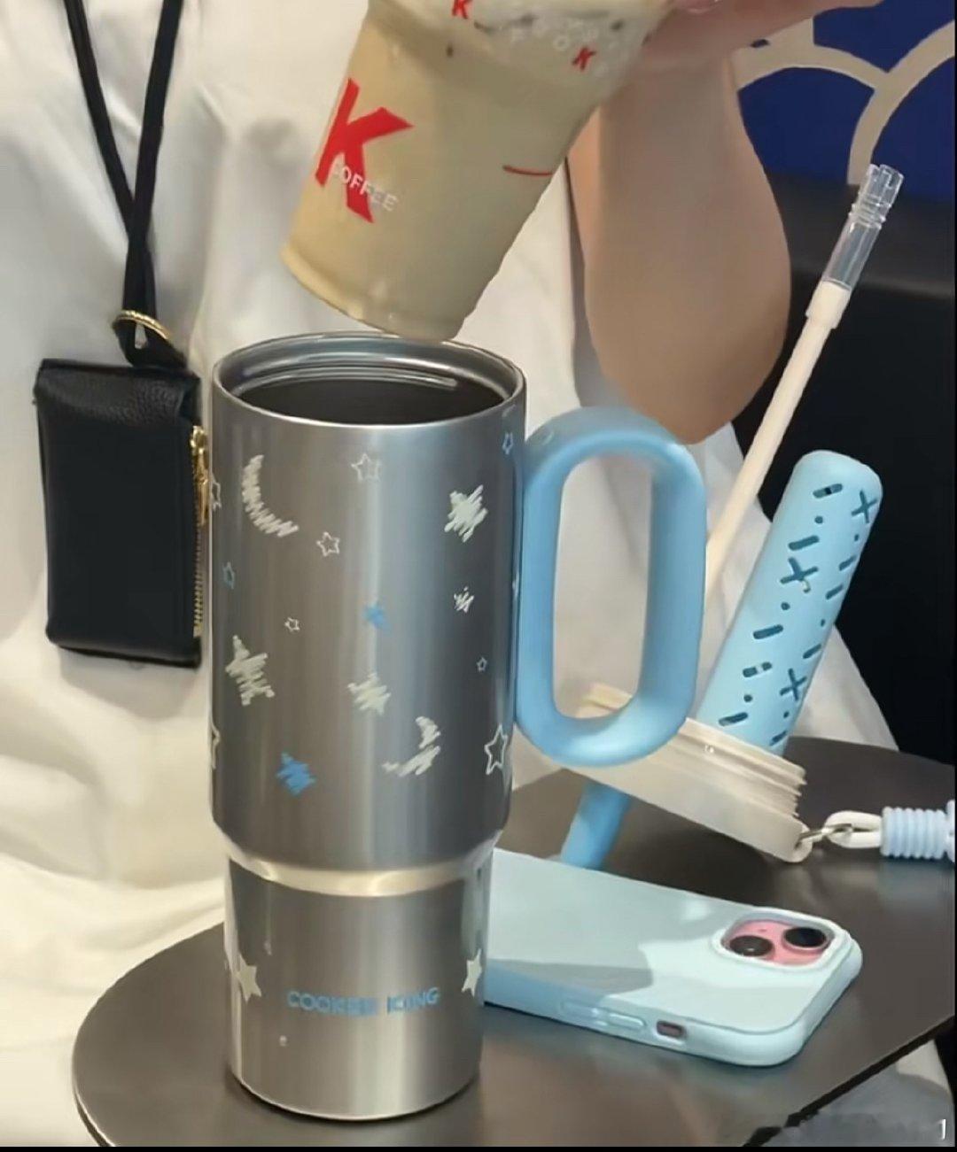 说起来，别人的保温杯是用来保温的，我的保温杯是用来保冷的。我常常用来装冰水，冰咖