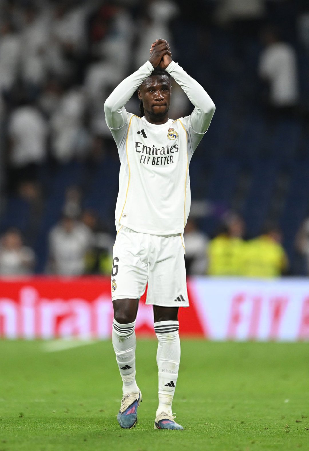 【马卡报】卡马文加在对阵阿拉维斯比赛的赛后，他又独自一人回到场上，没有队友的陪伴