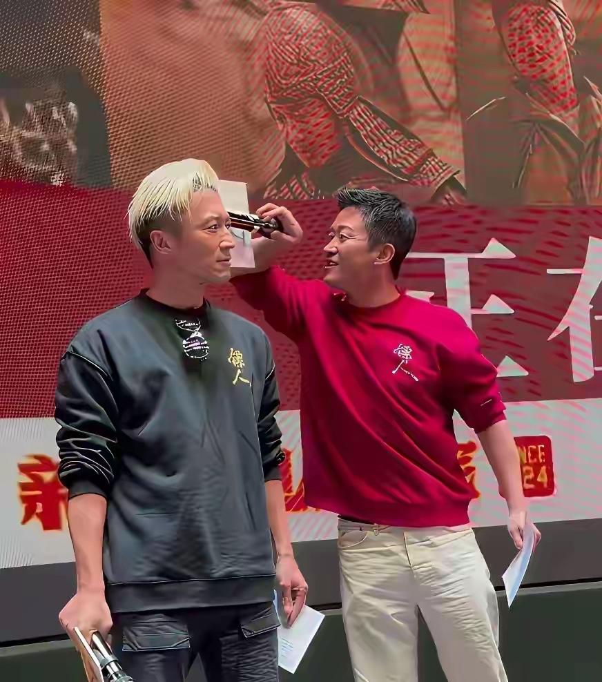 吴京与谢霆锋的旧照，两人在《镖人》路演时，现场表演19年前的电影名场面。

20