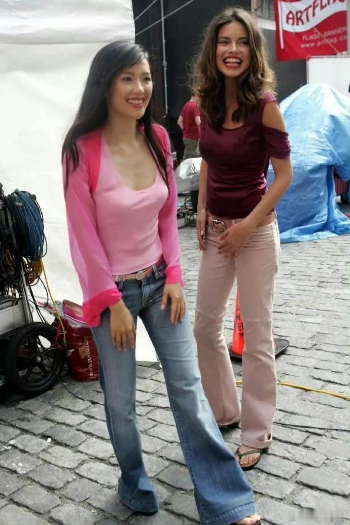 章子怡闯美期间妥妥的ABC穿搭，那时候才是真正的国际章。 ​