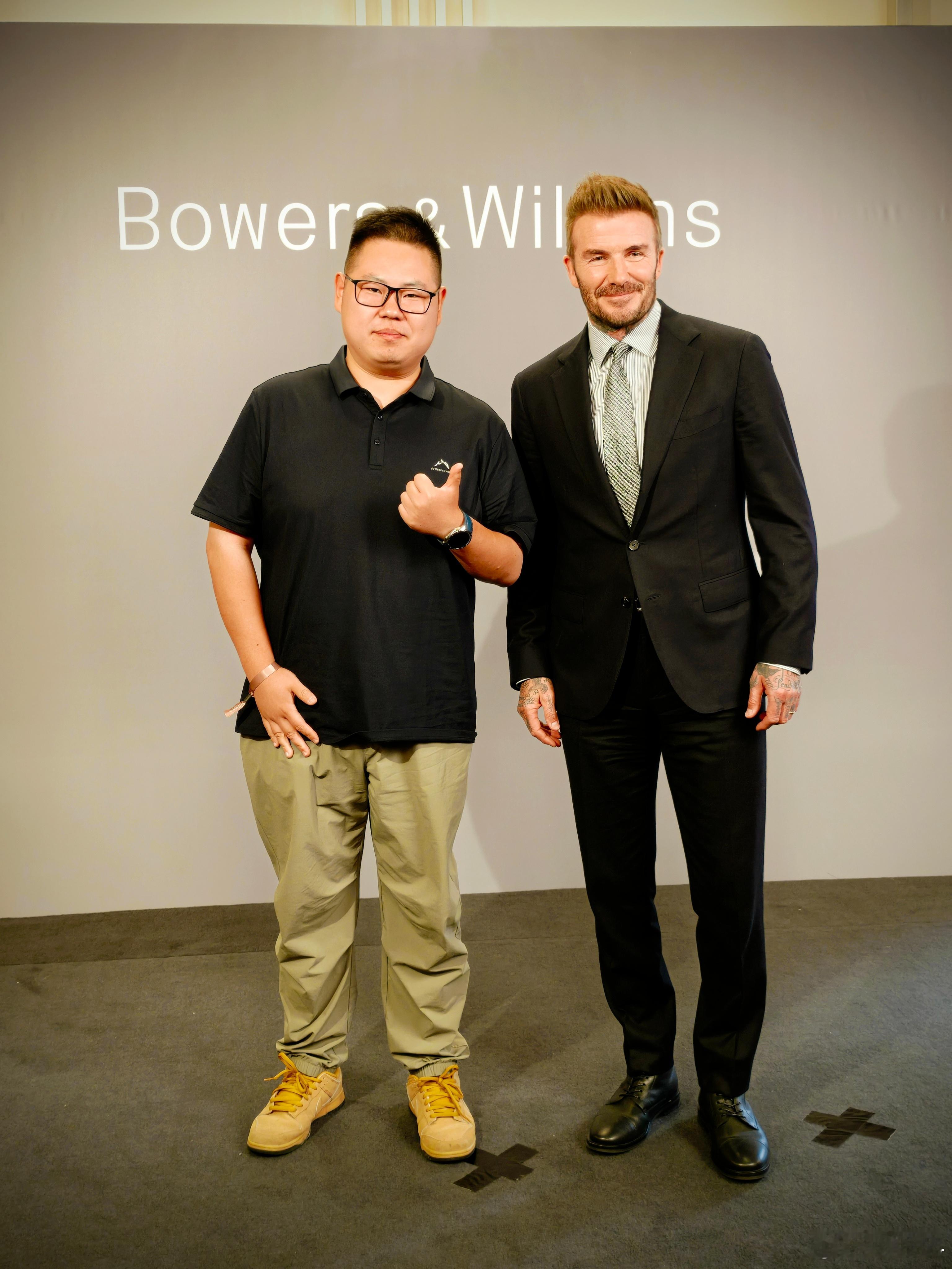 在沟通会上和一个老外合影了，这老外叫大卫贝克汉姆。和他握了手后，我几天没洗手了。