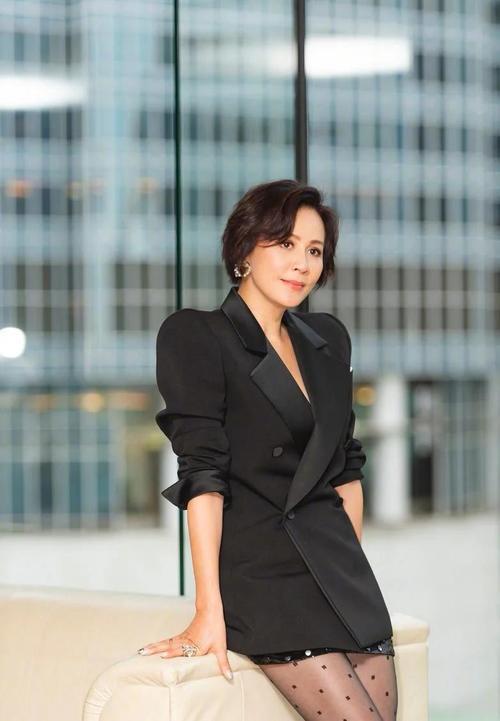 刘嘉玲在综艺中直面“不婚不育”争议，以“我就是不想生”的坦率回应引爆热议。她认为