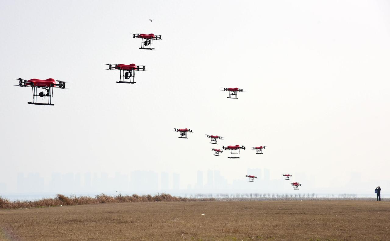 上千架无人机锁死台岛！解放军这招断联杀，让美日干涉成空谈

        上千