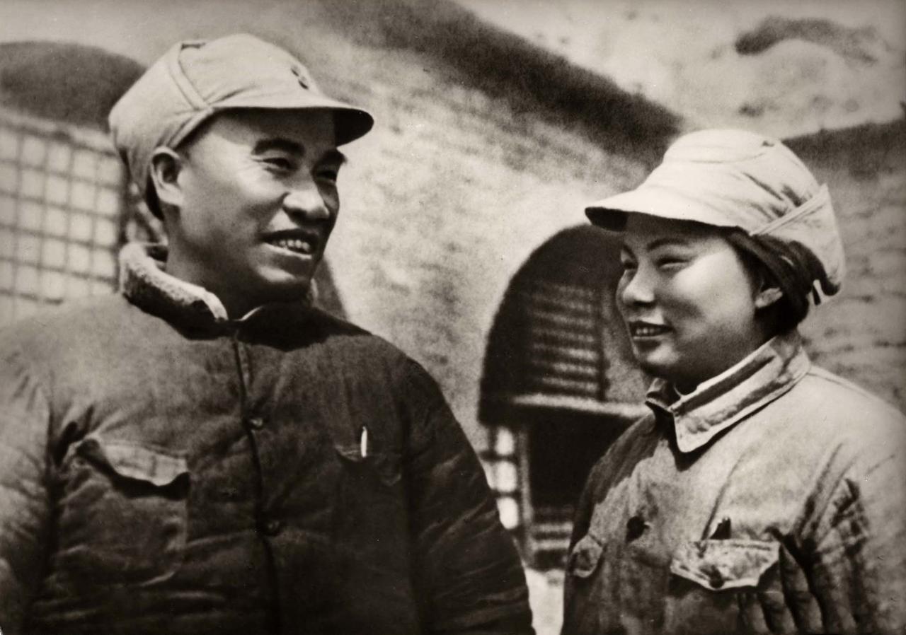 1942年，朱德与妻子康克清在延安拍摄了一张珍贵的合影。照片中，朱德笑容绅士，康