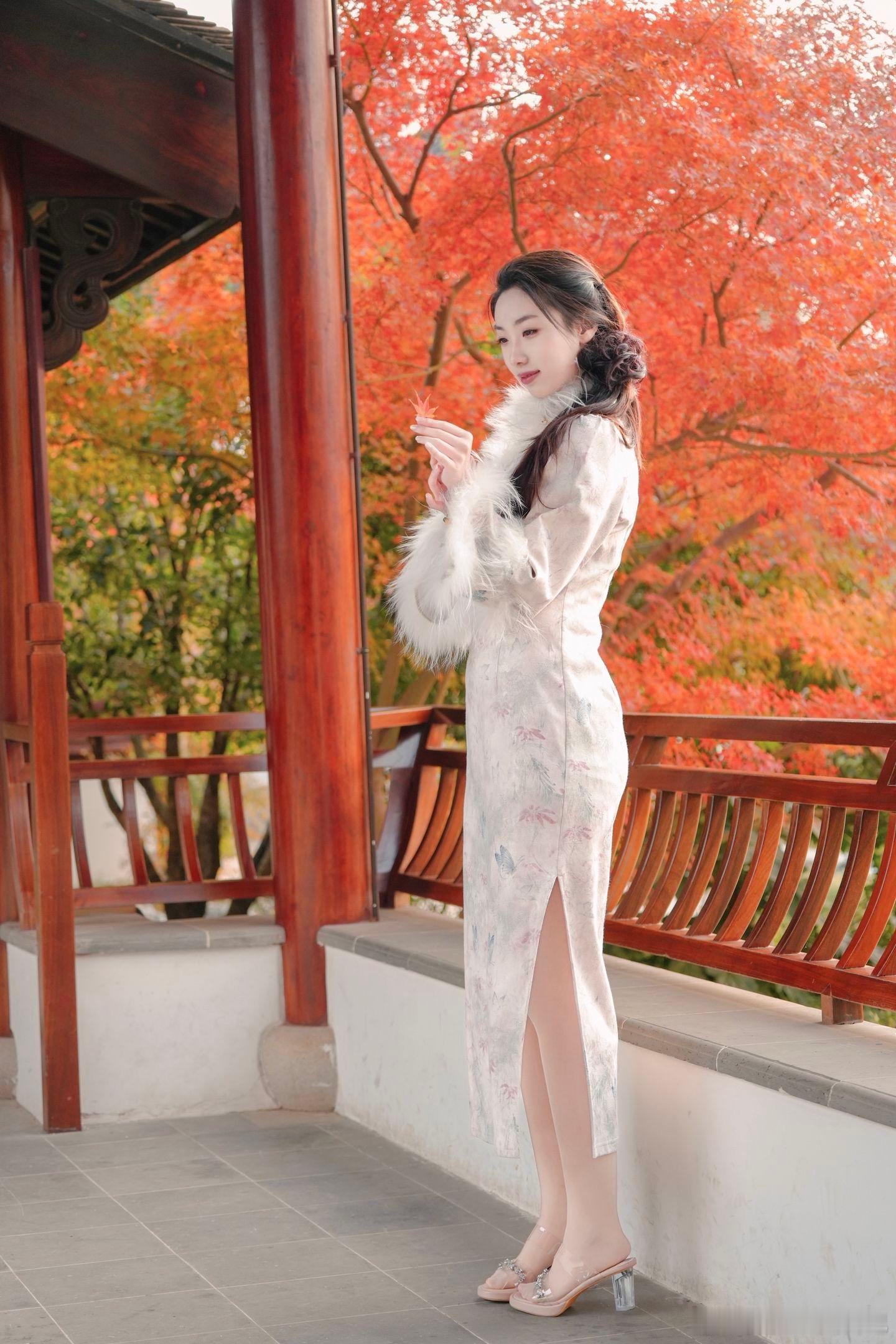 穿衣搭配 国风旗袍，据说很火美女绘梦长廊