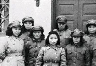 1942年，7名女译电员被日军包围，兽性大发的鬼子见她们年轻貌美，正要上前侮辱。