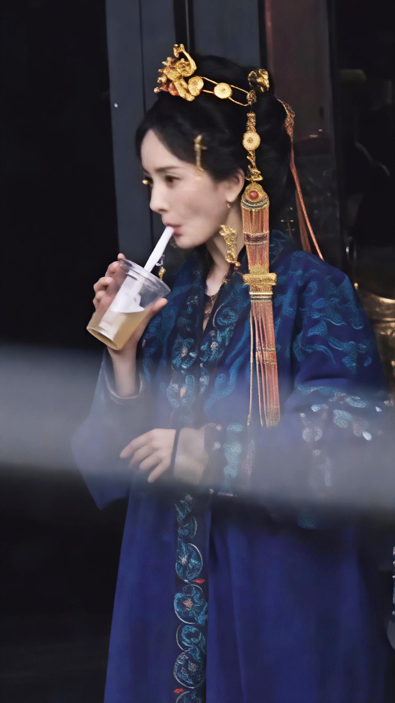 爱喝柠檬茶的人多了，看到喝柠檬茶的人不稀奇，但你一定没见过王妃穿越到现代喝柠檬茶