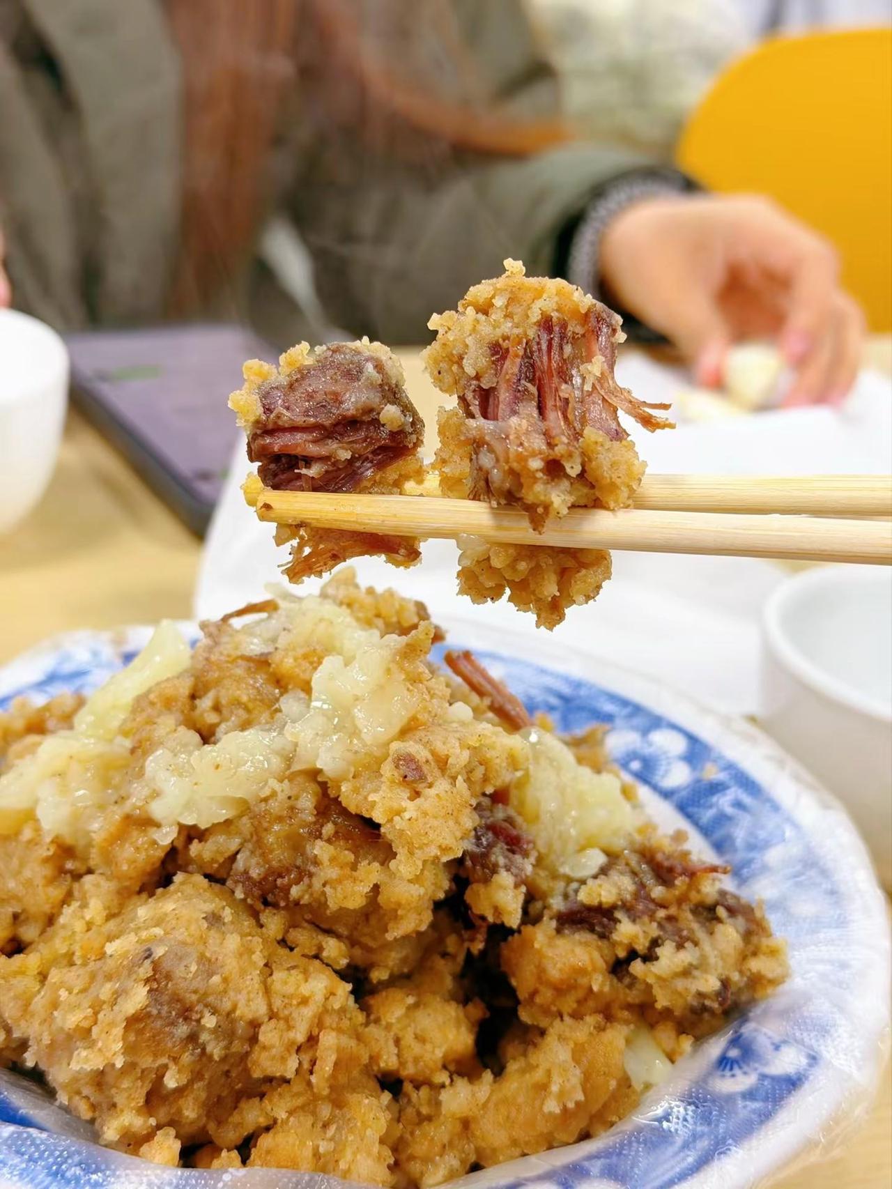 西安20年老店粉蒸肉，配600块的李渡酒，真舒服 晚上突然想喝一点，刚好江西朋友