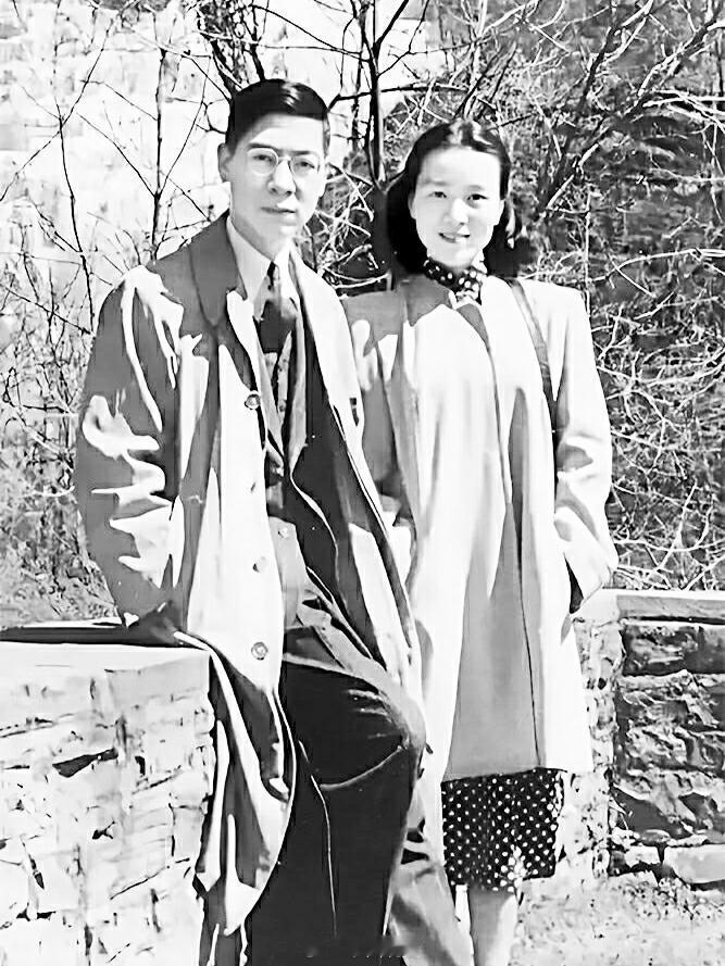 她的美倾倒众人，她的悲痛无人知晓！1917年，李佩出生于江苏镇江书香门第，19岁