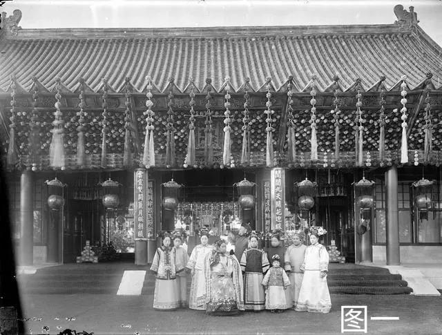 图一:晚清皇宫过春节的照片。图