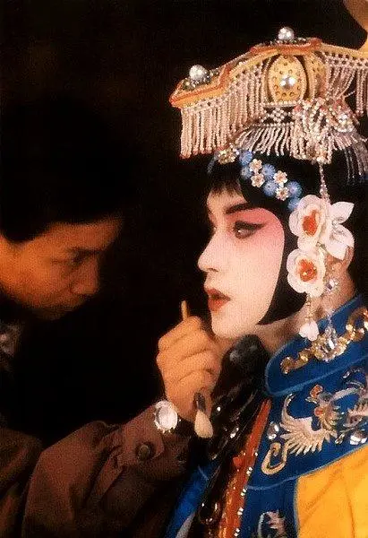 1997年在香港开演唱会，他要唱《霸王别姬》，就在北京找了八个戏校的孩...