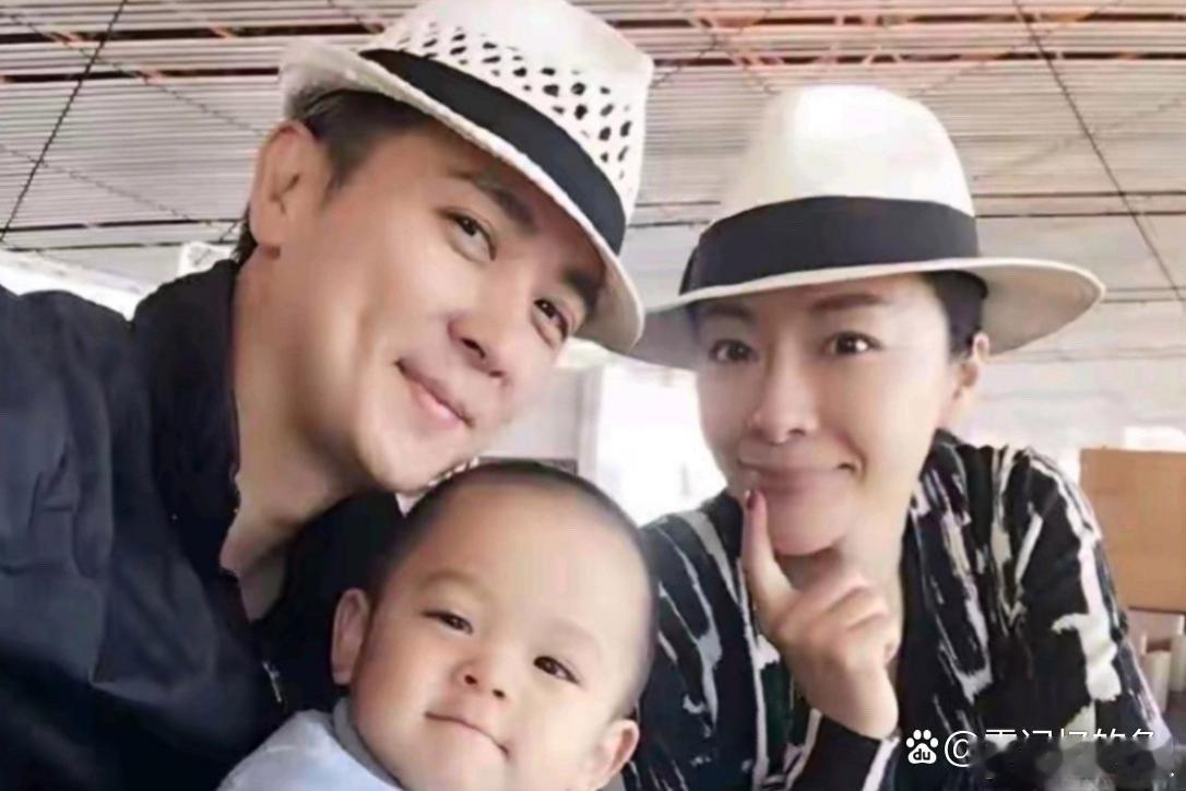 保剑锋老婆比他大6岁，一点也看不出来。有一种清雅的美。 ​​​