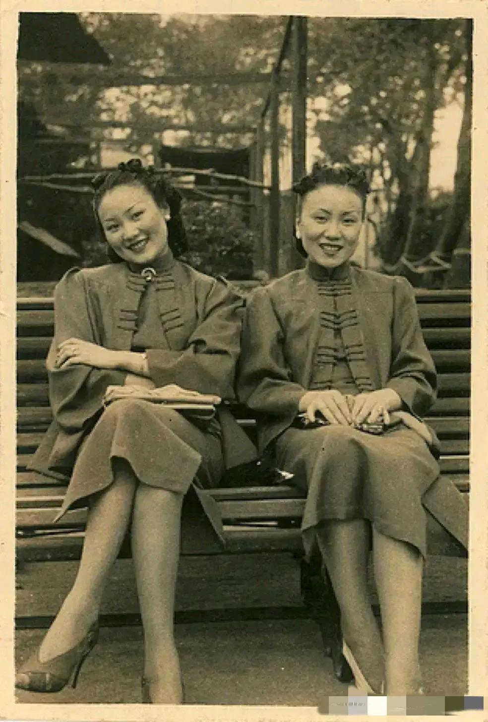 上个世纪30年代，天津，一对姐妹花在公园中的合影。

镜头中，两姐妹打扮入时、落