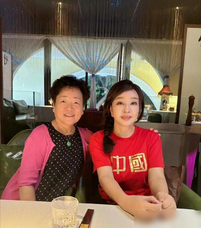 刘晓庆的同学聚会照，我盯着看了三分钟，
75岁的她穿亮色T恤扎麻花辫，皮肤紧得