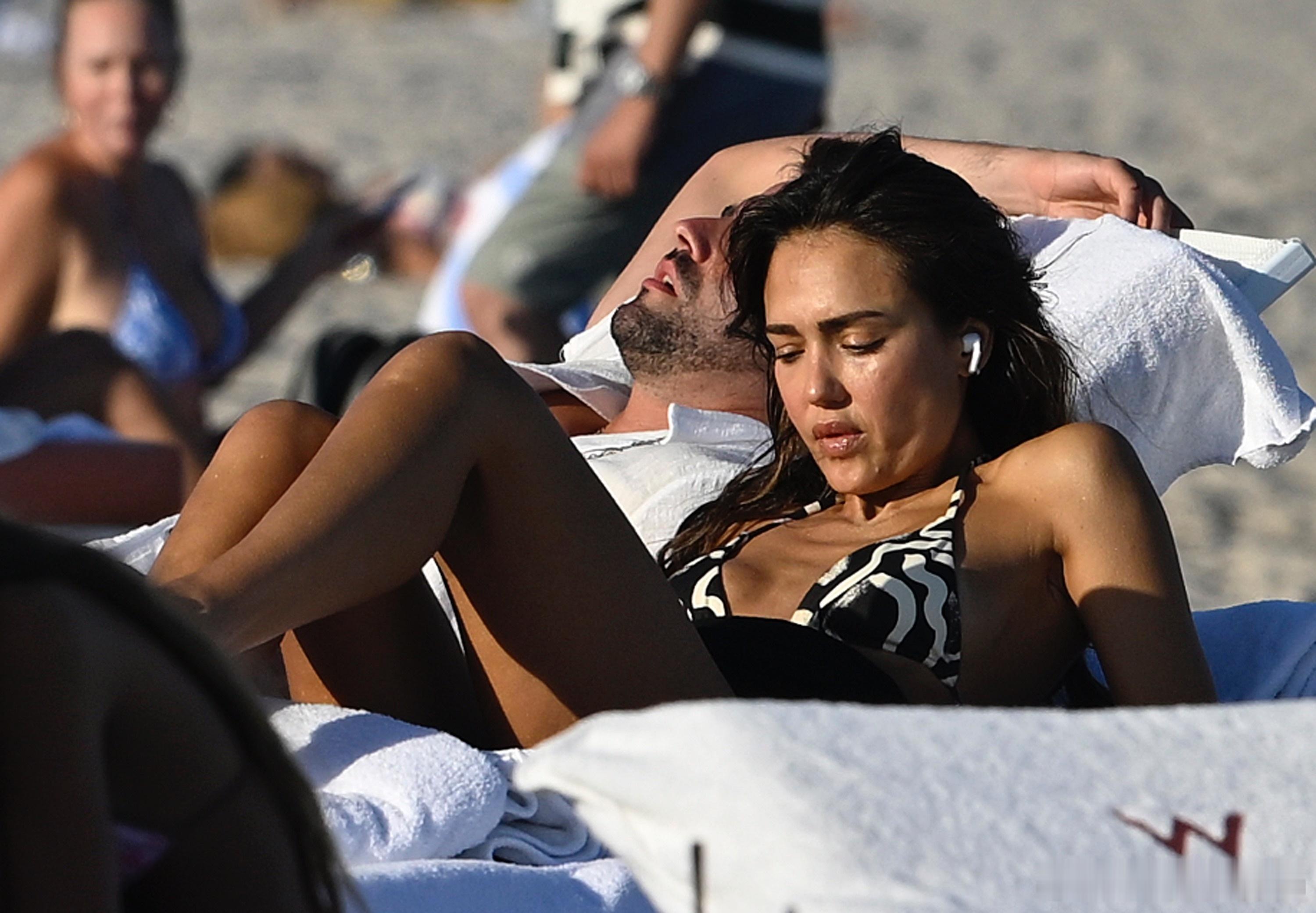 Jessica alba杰西卡阿尔芭在迈阿密沙滩晒太阳，这次情人节芭姐的男友Da