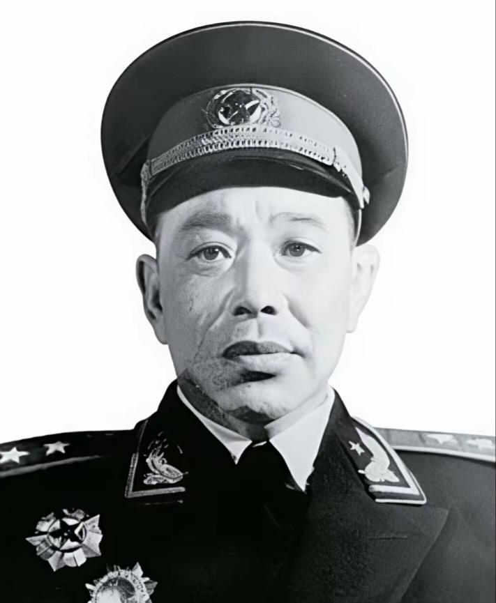 1979年，清明节前后，开国中将廖汉生回乡给前妻扫墓，结束后，非要绕道到一农妇家
