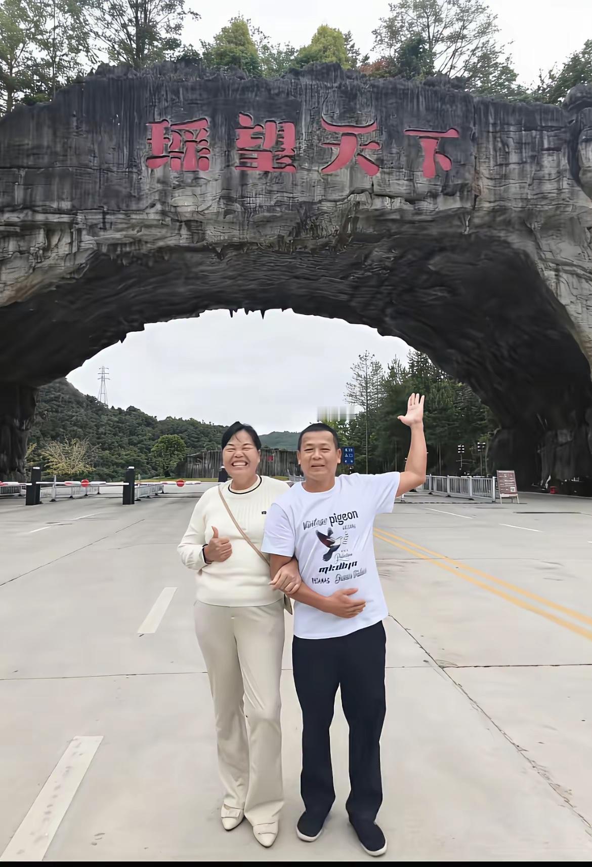 怪不得婵宝自带满满的幽默感，
原来是原生家庭给的！
全爸全妈来到广西游玩，当地气