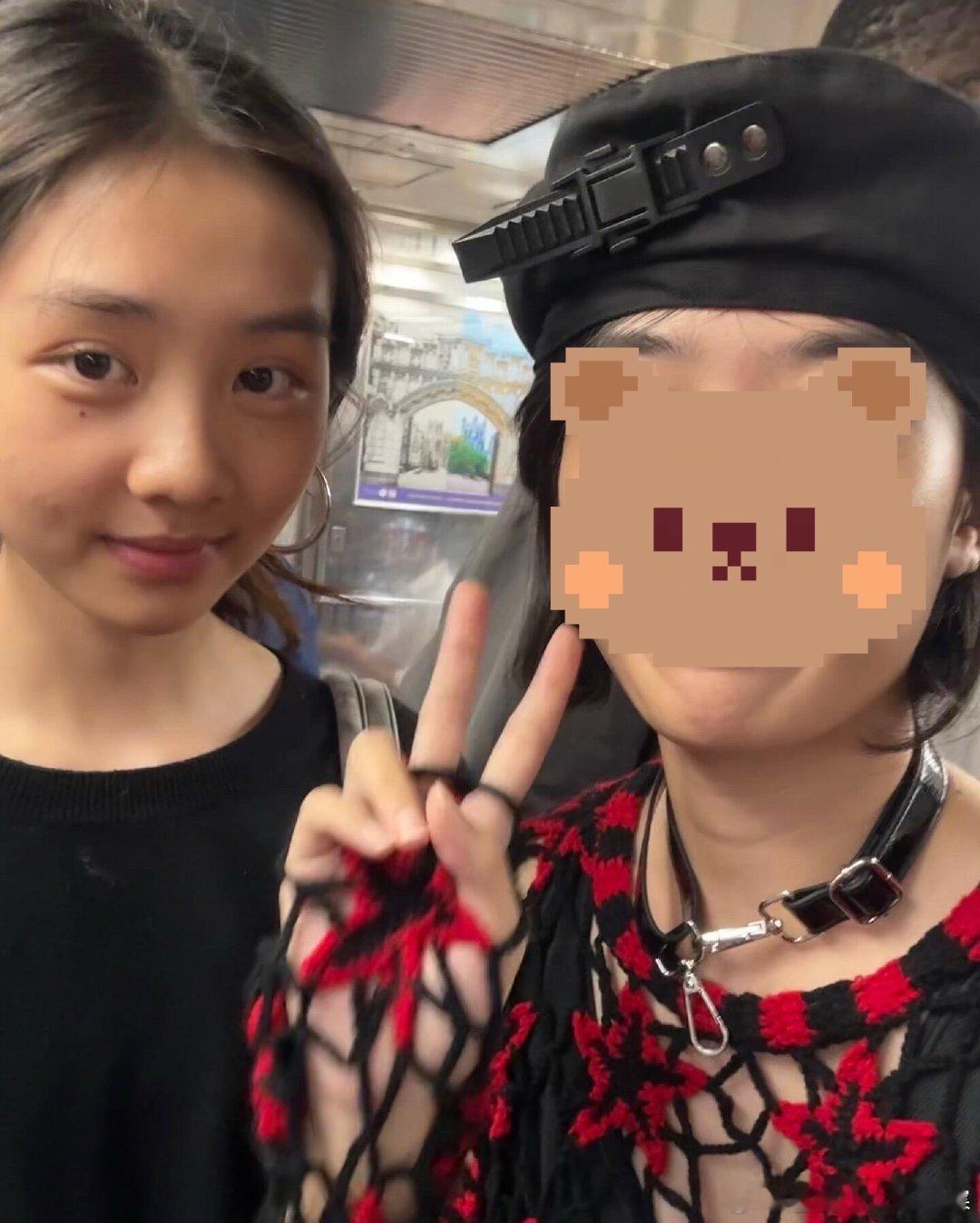 网友和黄多多合照还以为她已经毕业了呢，没想到之前只是暑假回国演话剧而已啊。 ​​