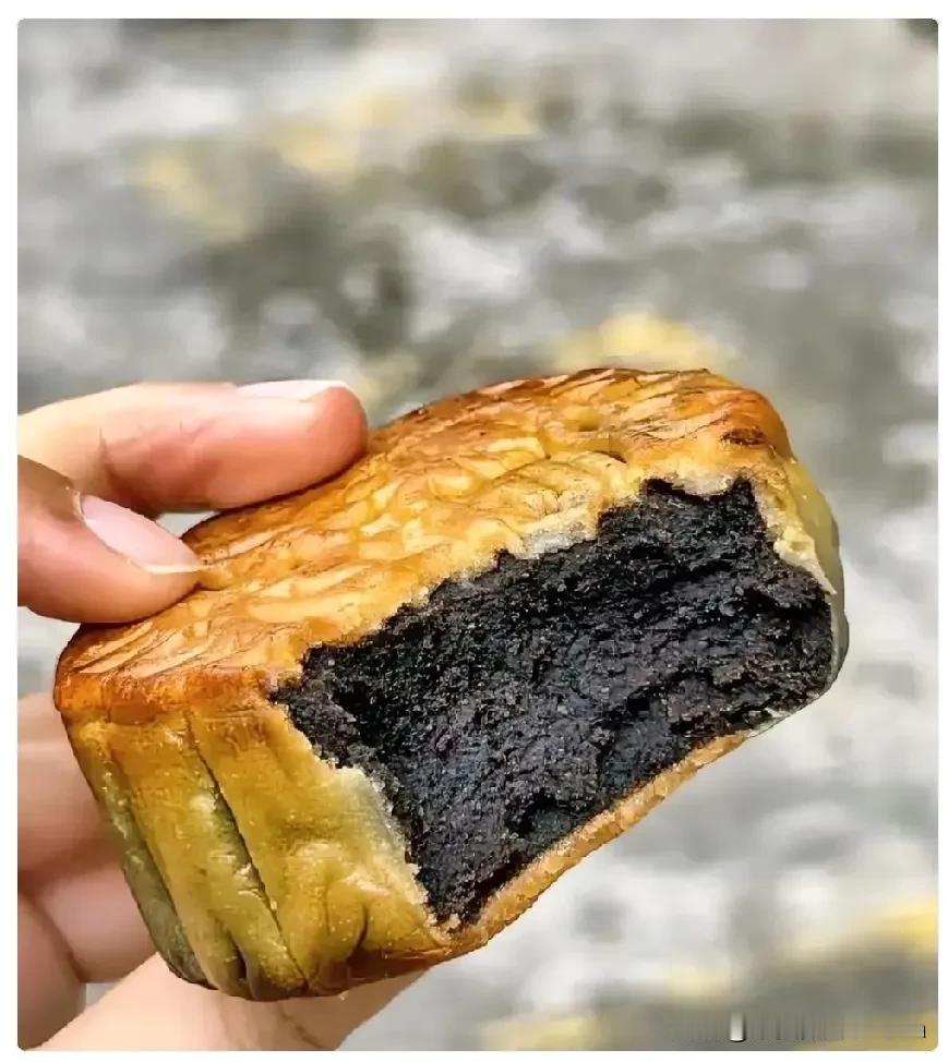 太纳闷了，中秋节那天，街上和各大超市、商场都摆满了月饼，感觉是赶集一样热闹，吃货