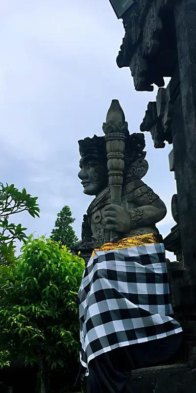 美晕了！印尼新郎在婚礼一转身看到新娘直接晕倒！人真的会美到窒息吗？
01:05