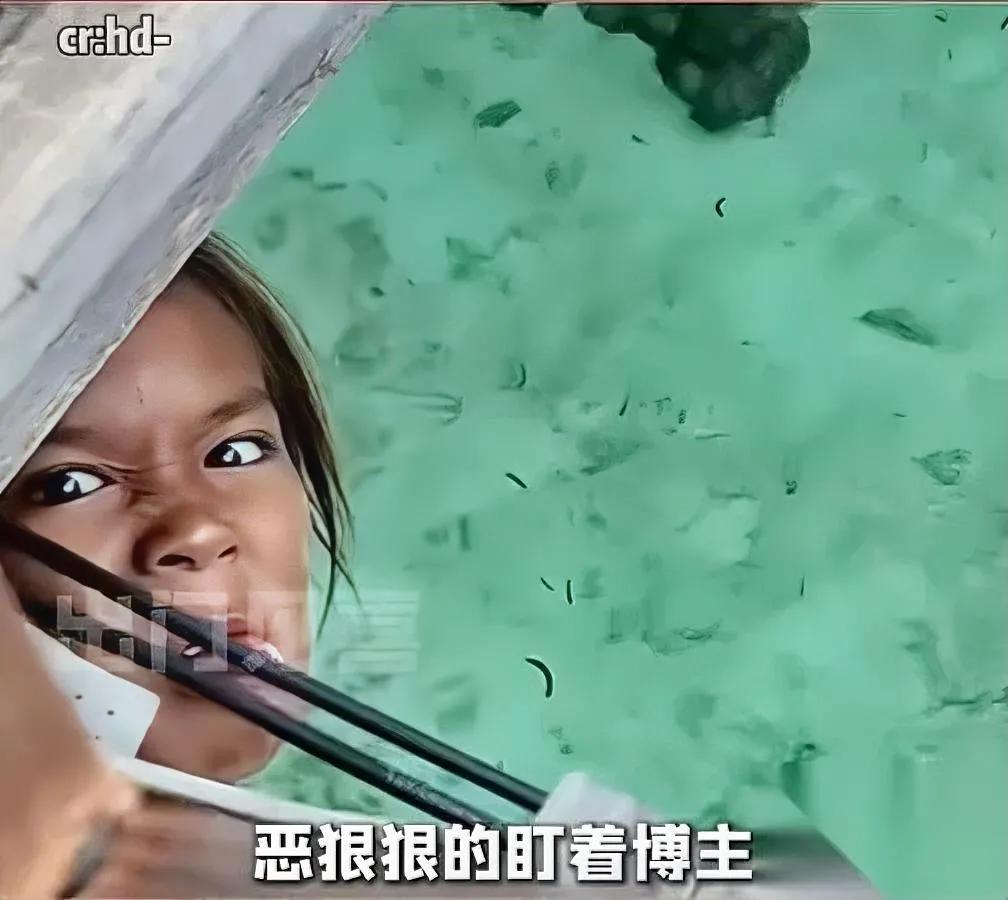 仙本那的椰子别乱买。

不是因为贵。

是卖东西的小孩藏着俩“坑”。

我闺蜜上