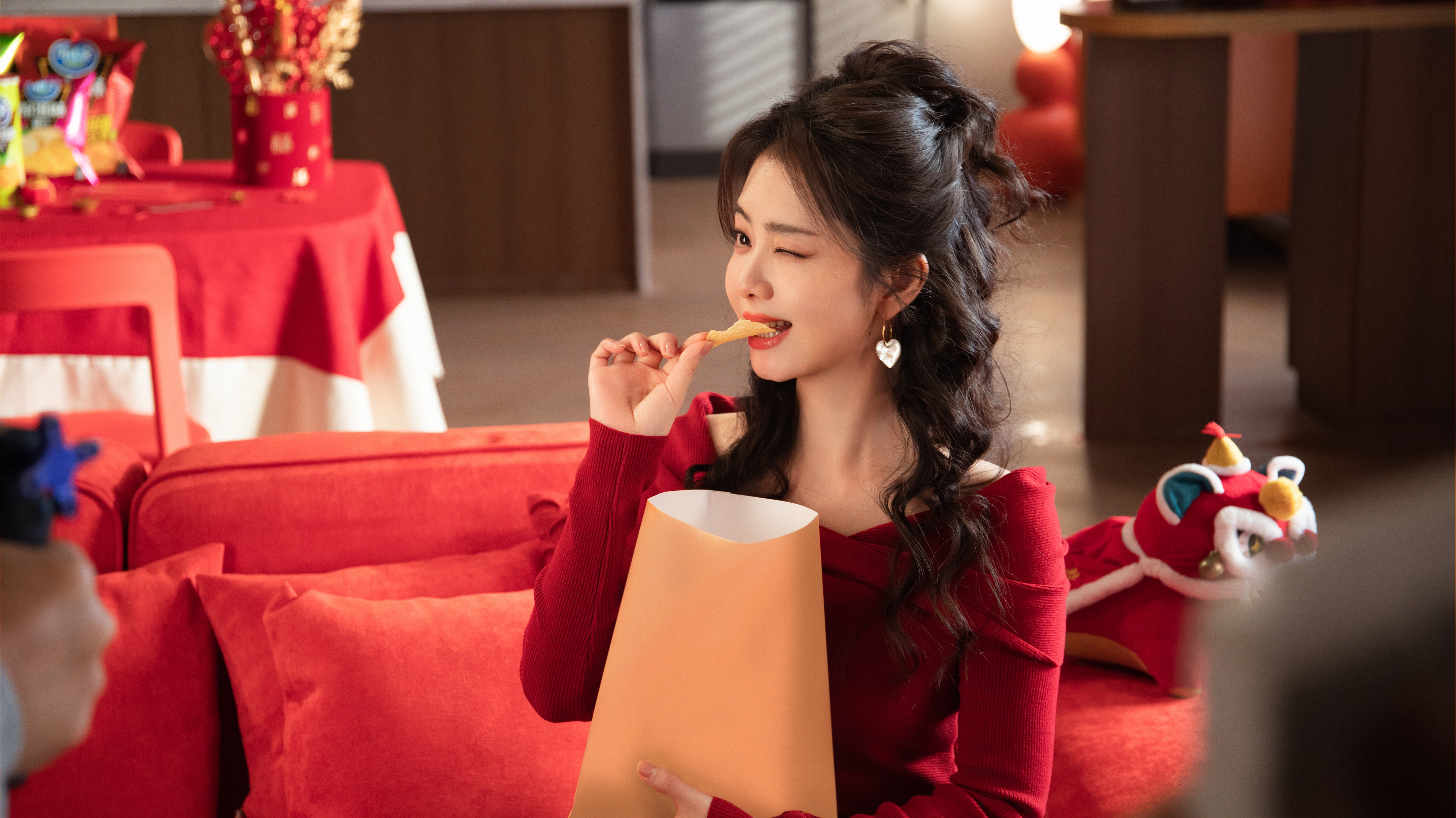 谭松韵 咔嚓一口，年味四溢！贴拍了拍两小姐并说：分我一口🙋🏻♀️ 