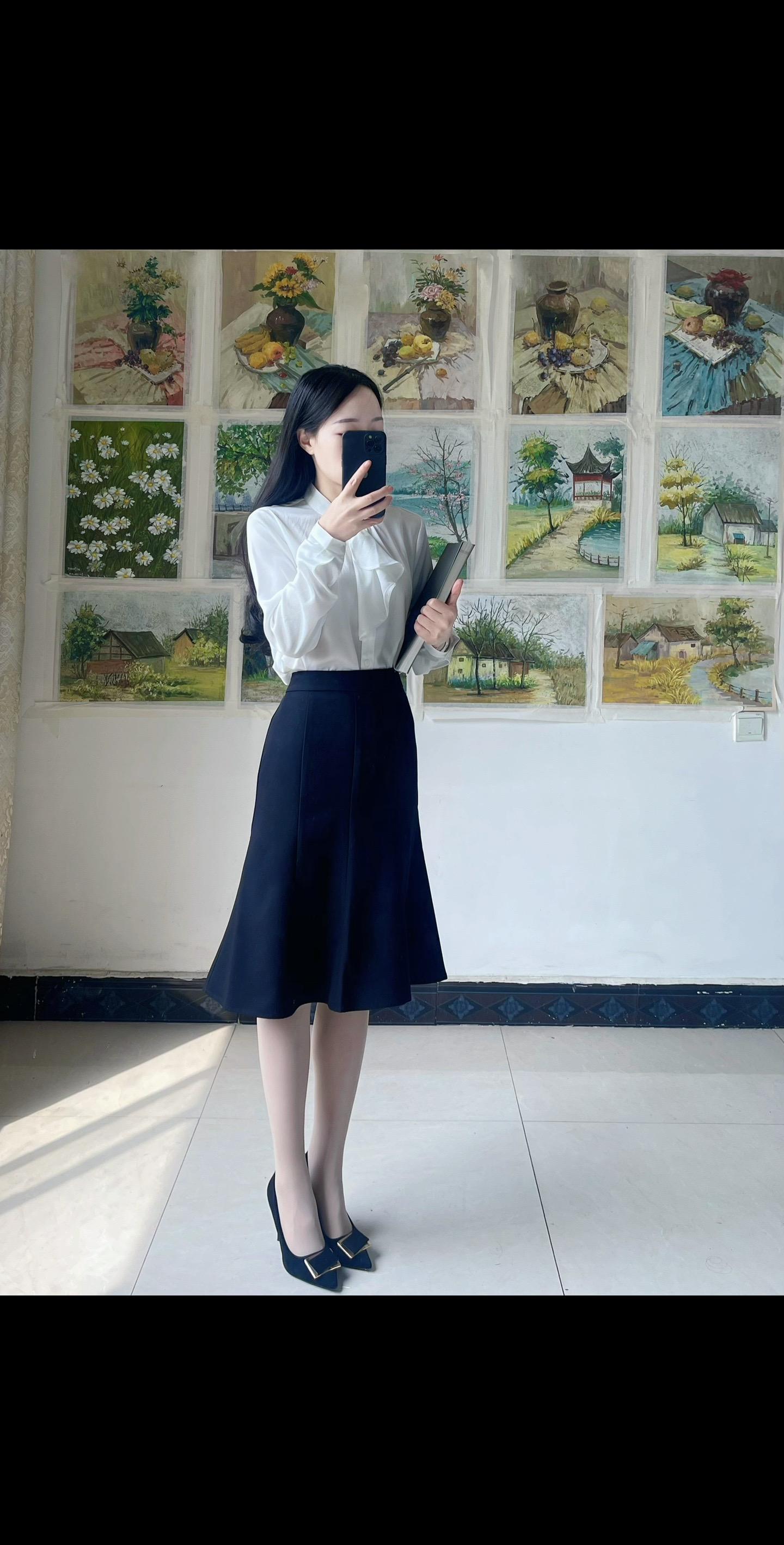 三尺讲台度春秋，挥洒青春育桃李。这大概就是教师该有的样子！ 