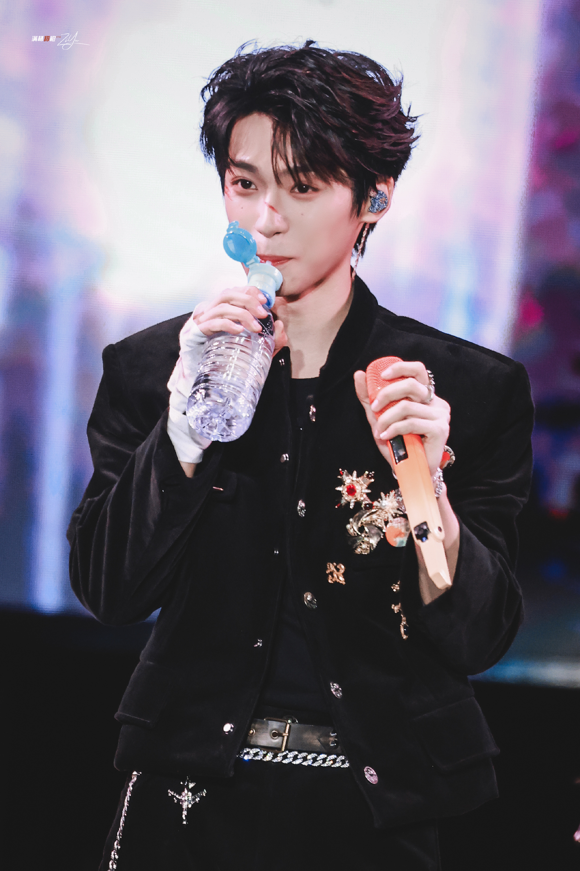 🔮 你是被光偏爱的，你的名字燃起我永恒的春季.