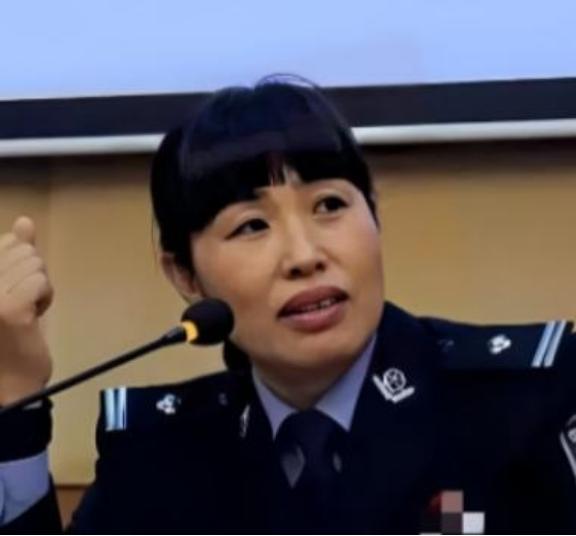 2002年，女警王云荣刚过完30岁生日，随后便把头发染成了金黄色，烈焰红唇常常出