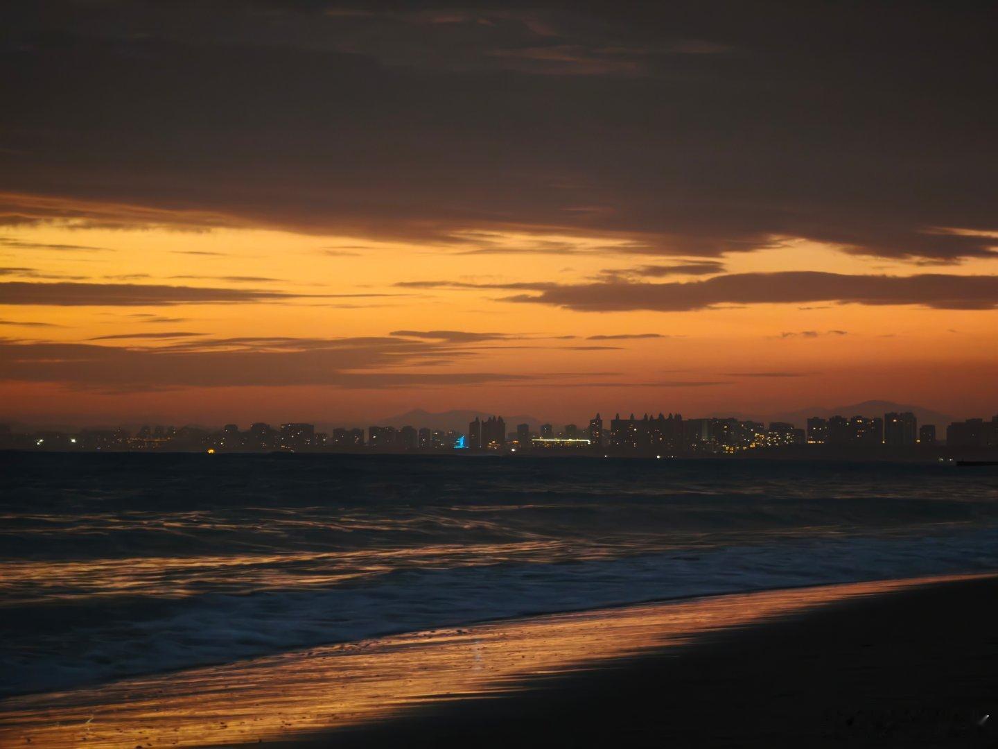 橙红色的余晖染透了半边天，微凉的海风像少女纤嫩的双手轻抚过脸庞。只那一刻，什么好